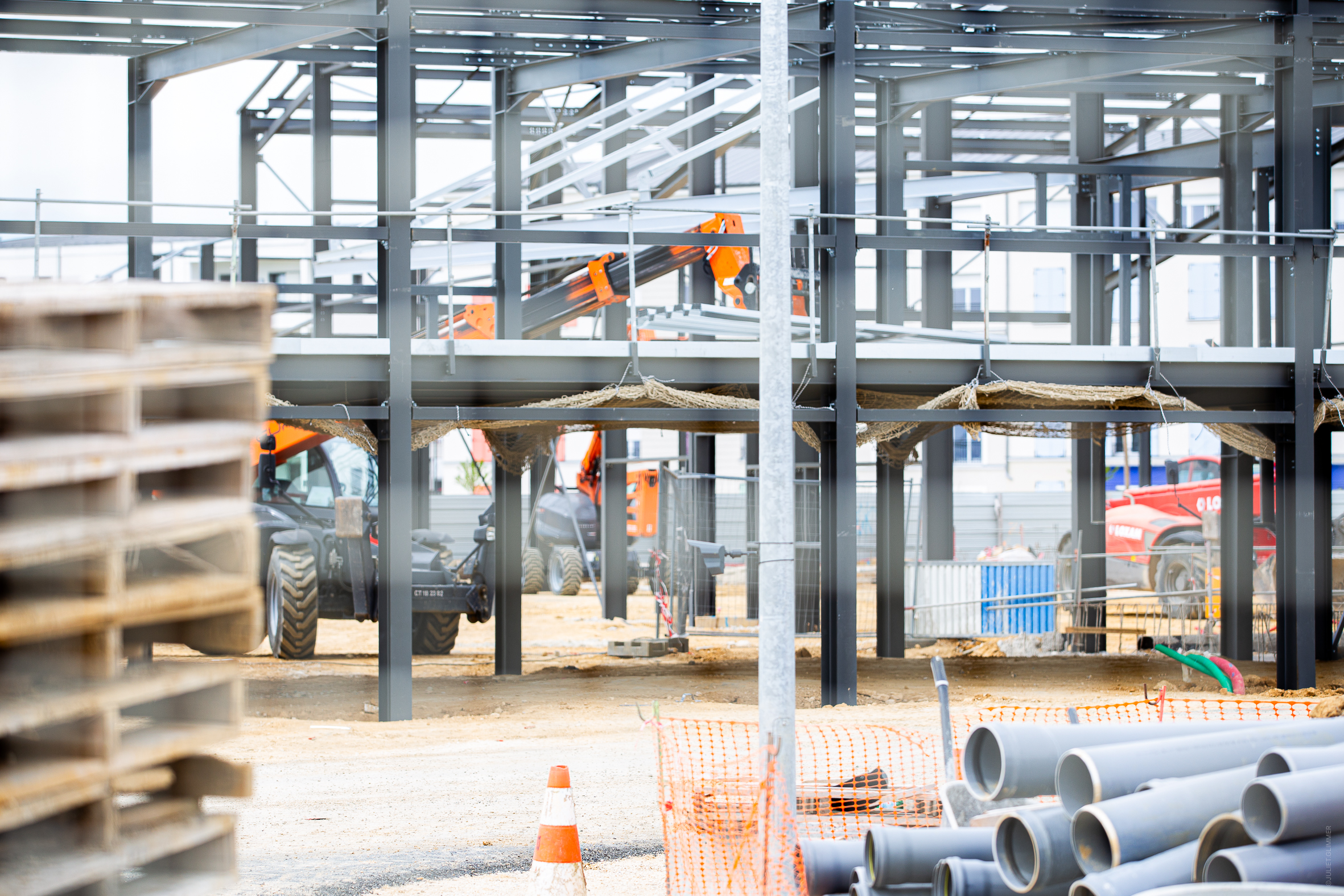 Chantier encadré par Aedifici'hom, entreprise générale du bâtiment en Seine-et-Marne (77), avec structures métalliques sur deux niveaux.