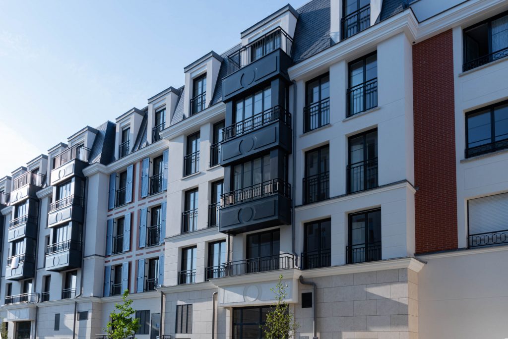 Façade d'une construction neuve finalisée dans la commune du Perreux-sur-Marne (94) sous la responsabilité de Nicolas DORGLER, conducteur de travaux expérimenté.