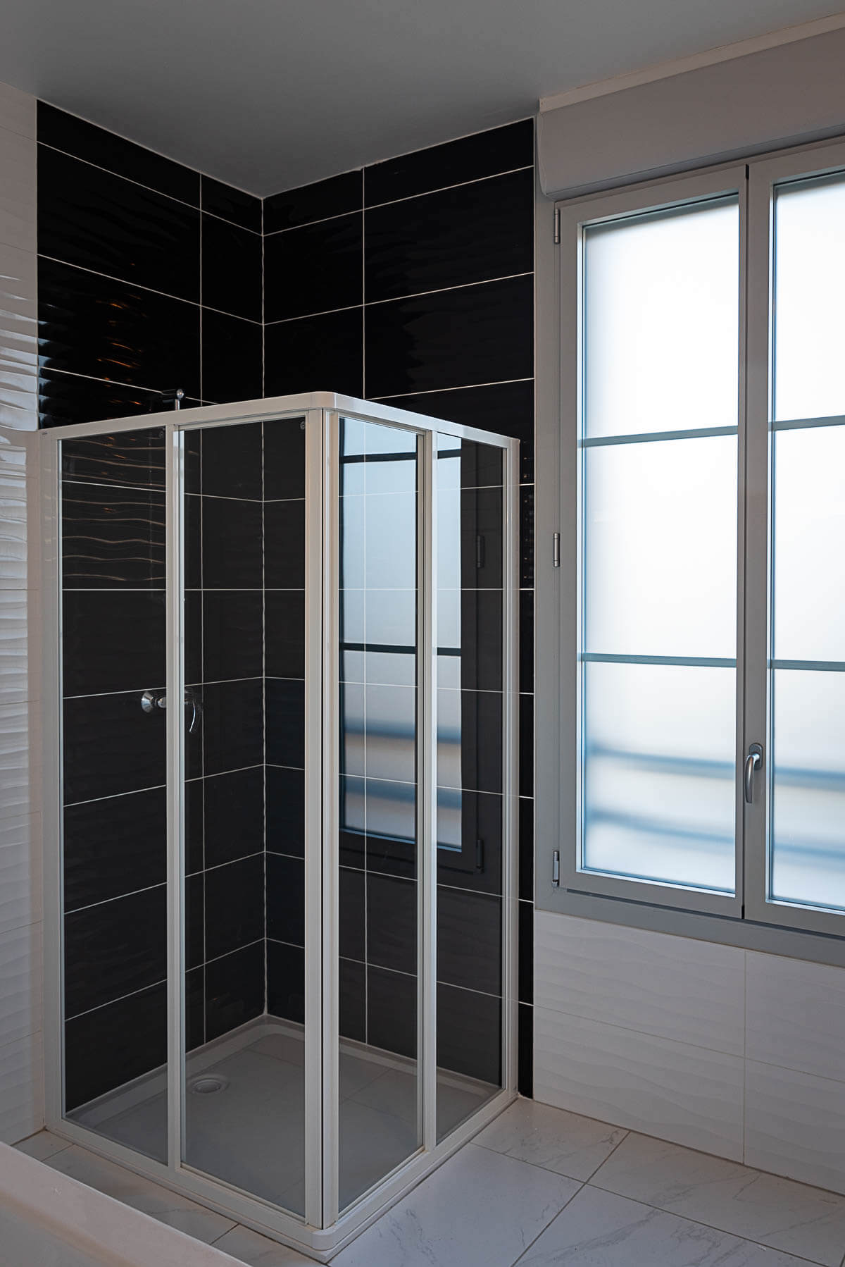 Douche installée dans une salle de bain moderne, livrée dans un logement neuf construit sous la responsabilité de Nicolas DORGLER, conducteur de travaux.