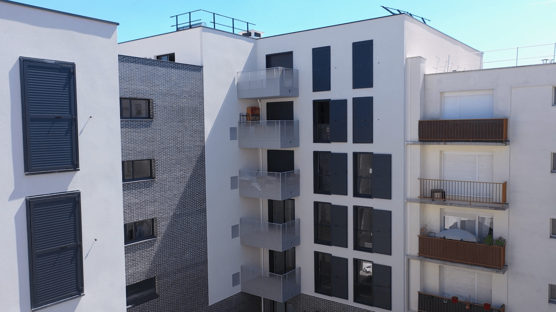 Façade intérieure d’une résidence neuve construite à Arcueil en Île-de-France, avec balcons et fenêtres, livrée sous la direction du futur fondateur d’Aedifici'hom, Nicolas DORGLER en tant que conducteur de travaux.