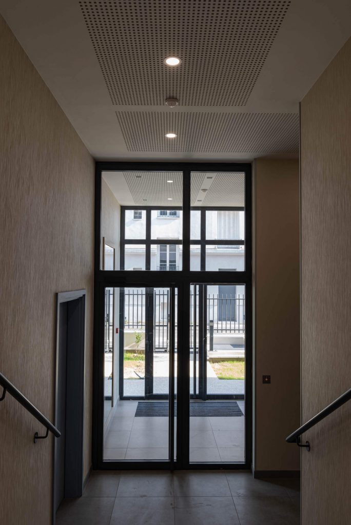 Hall d’entrée d’une résidence neuve au Perreux-sur-Marne, avec grande hauteur sous plafond et baie vitrée. Livré sous le contrôle de Nicolas DORGLER alors conducteur de travaux.