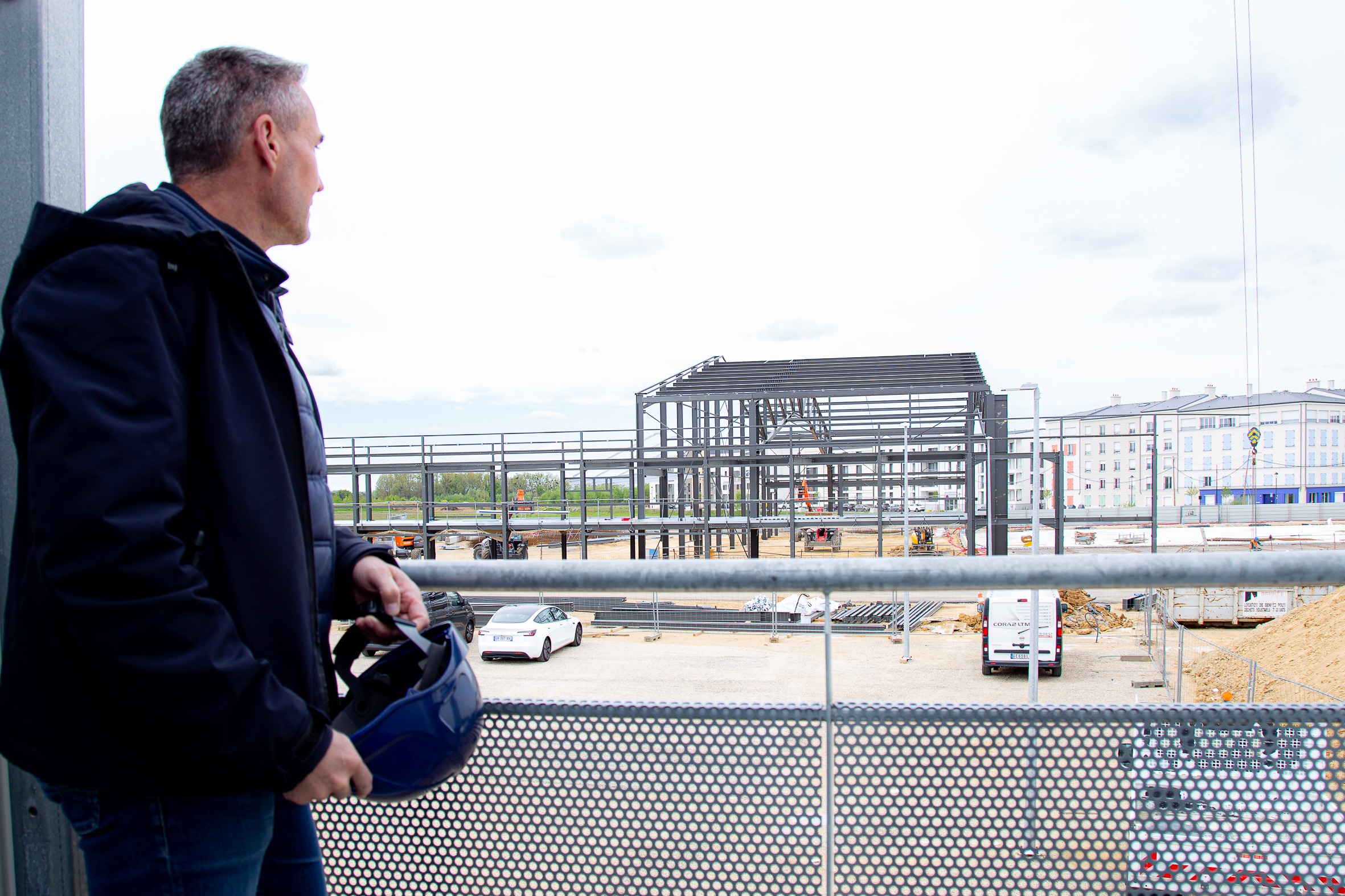 Contractant général en Île-de-France, le fondateur d’Aedifici'hom Nicolas DORGLER supervise le lancement d’un chantier de construction, casque à la main.