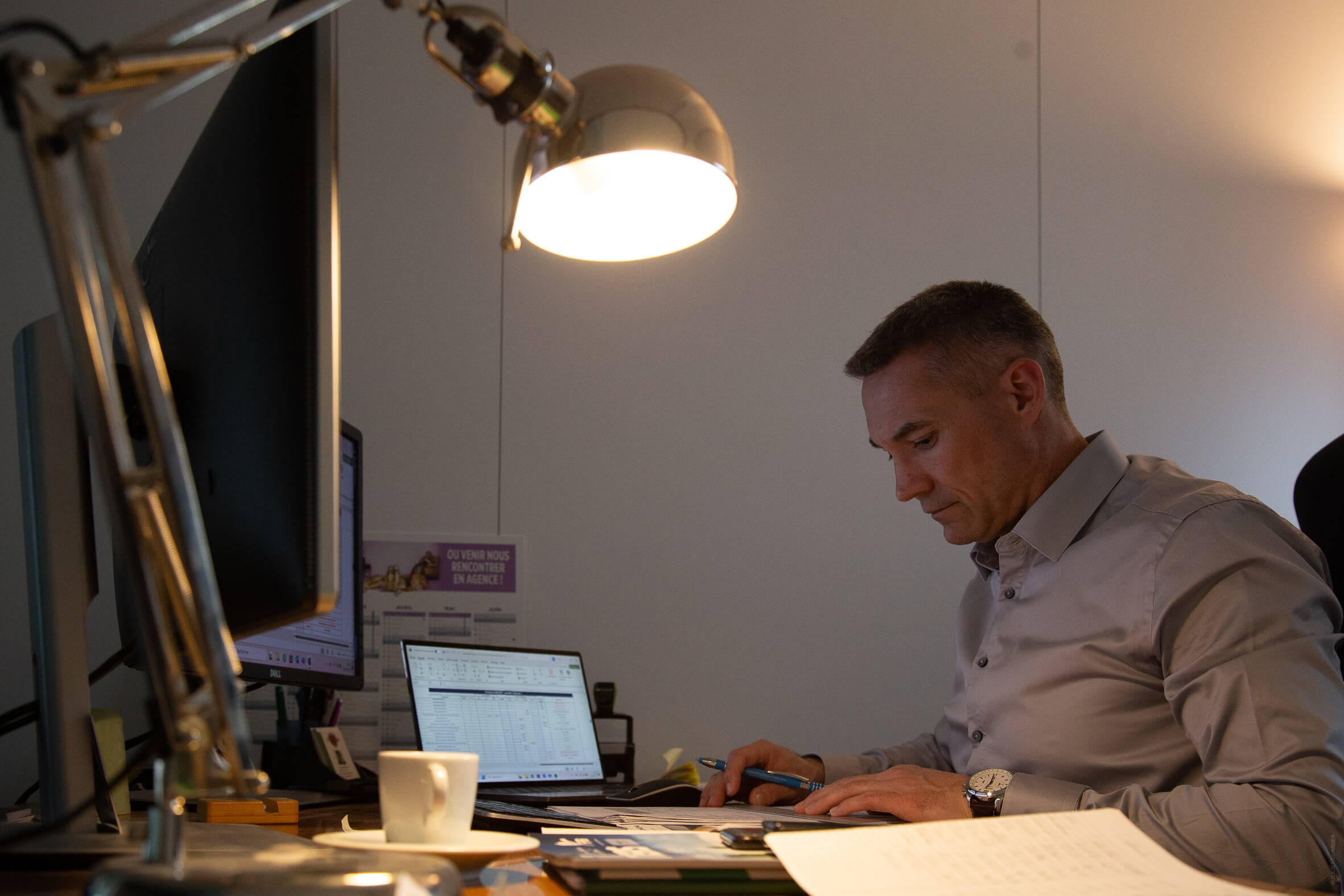 Nicolas DORGLER, dirigeant d’Aedifici'hom, entreprise générale du bâtiment en Île-de-France, en réflexion sur un projet à son bureau.