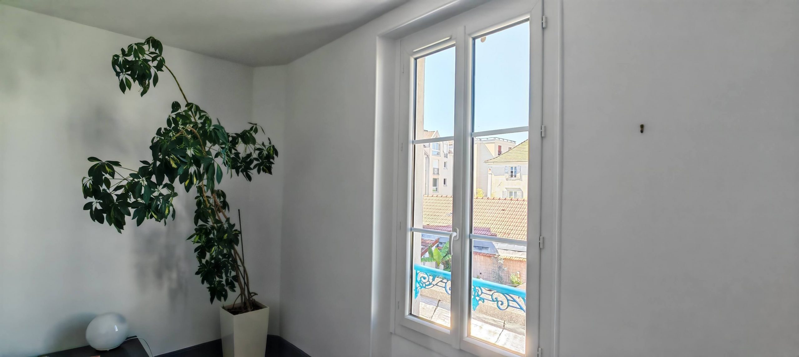 Pièce rénovée après dégât des eaux, avec murs repeints et sans fissures visibles. Chantier réussi par l'entreprise Aedifici'hom et son dirigeant Nicolas DORLGER, contractant général du bâtiment.