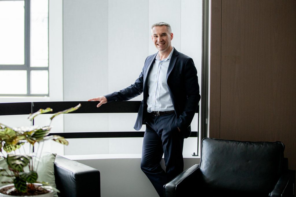 Nicolas DORGLER, contractant général du bâtiment en Seine-et-Marne (77), le fondateur d’Aedifici'hom, pose souriant dans un hall d’immeuble récemment aménagé.