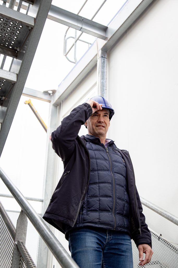 Contractant général en Seine-et-Marne (77), le dirigeant d’Aedifici'hom, Nicolas DORGLER, inspecte un chantier de rénovation.