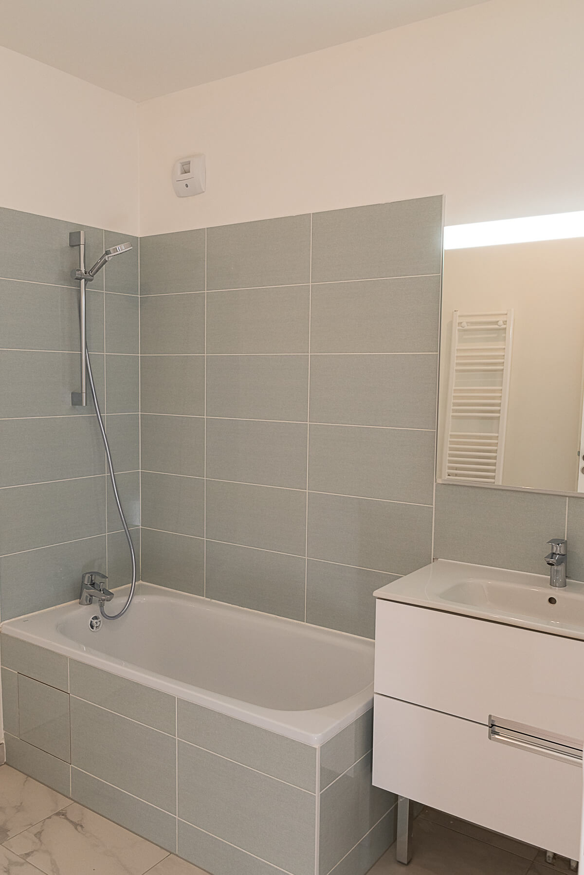 Salle de bain livrée dans un appartement d’un immeuble collectif neuf à Arcueil, construit sous la supervision du futur fondateur d’Aedifici'hom, Nicolas DORGLER en tant que conducteur de travaux.