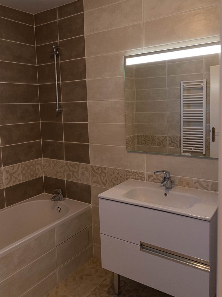 Salle de bain moderne livrée dans un logement neuf construit sous la direction de Nicolas DORGLER, alors conducteur de travaux.