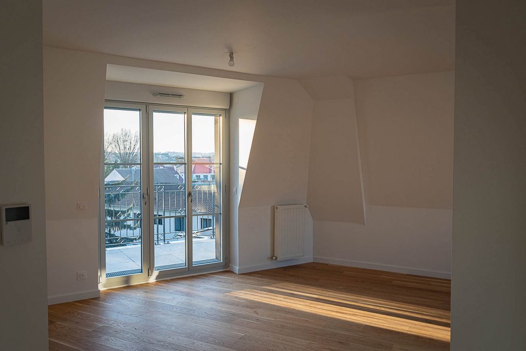 Salon vide dans un appartement neuf à Bry-sur-Marne, livré dans le cadre d’un programme immobilier supervisé par le fondateur d’Aedifici'hom, Nicolas DORGLER conducteur de travaux.