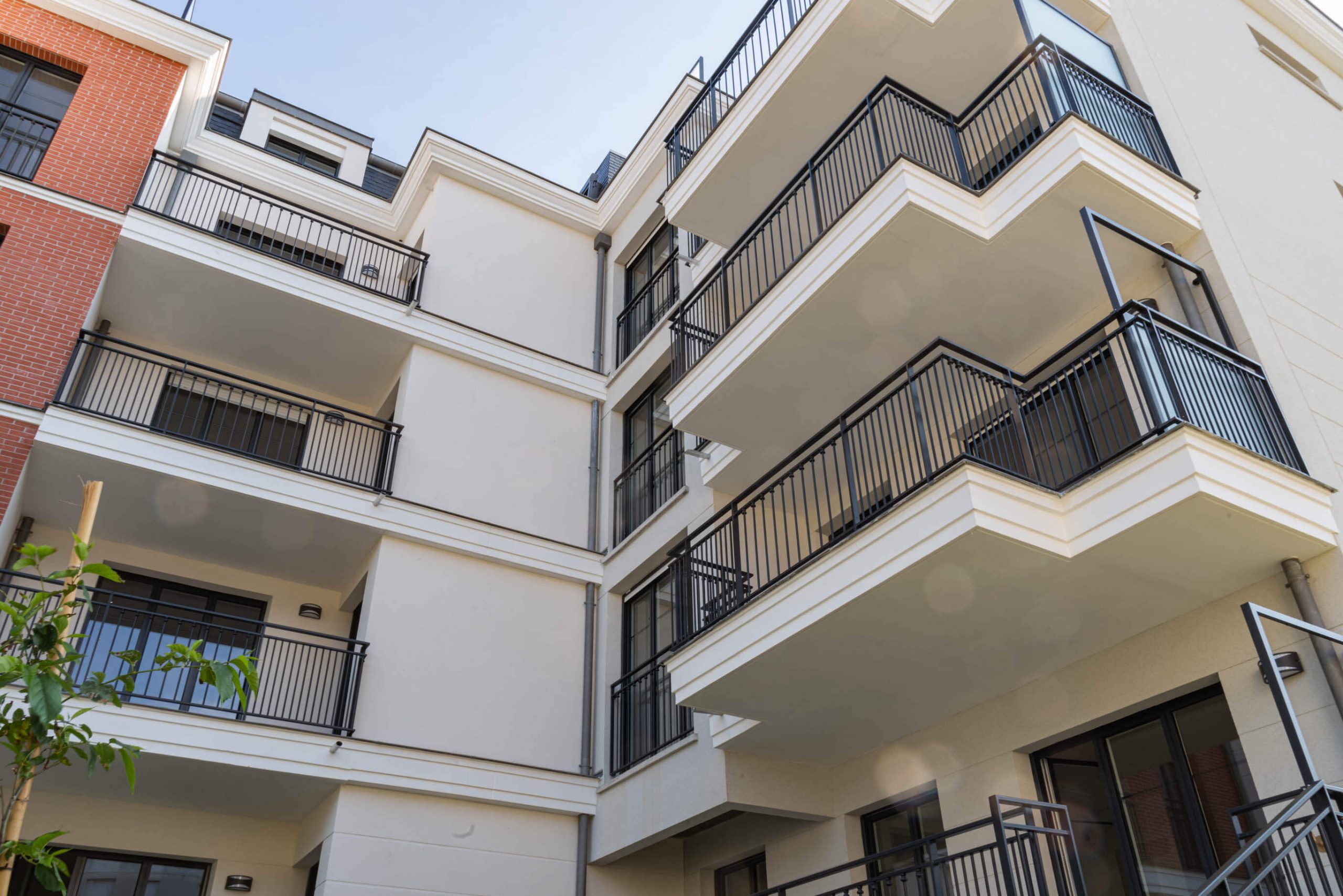 Vue intérieure sur les balcons d’une résidence neuve finalisée, livrée sous la supervision de Nicolas DORGLER en tant que conducteur de travaux expérimenté.