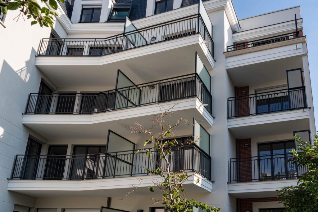 Vue intérieure d’une résidence neuve au Perreux-sur-Marne, avec balcons modernes et finitions haut de gamme, livré sous la responsabilité de Nicolas DORGLER, conducteur de travaux.