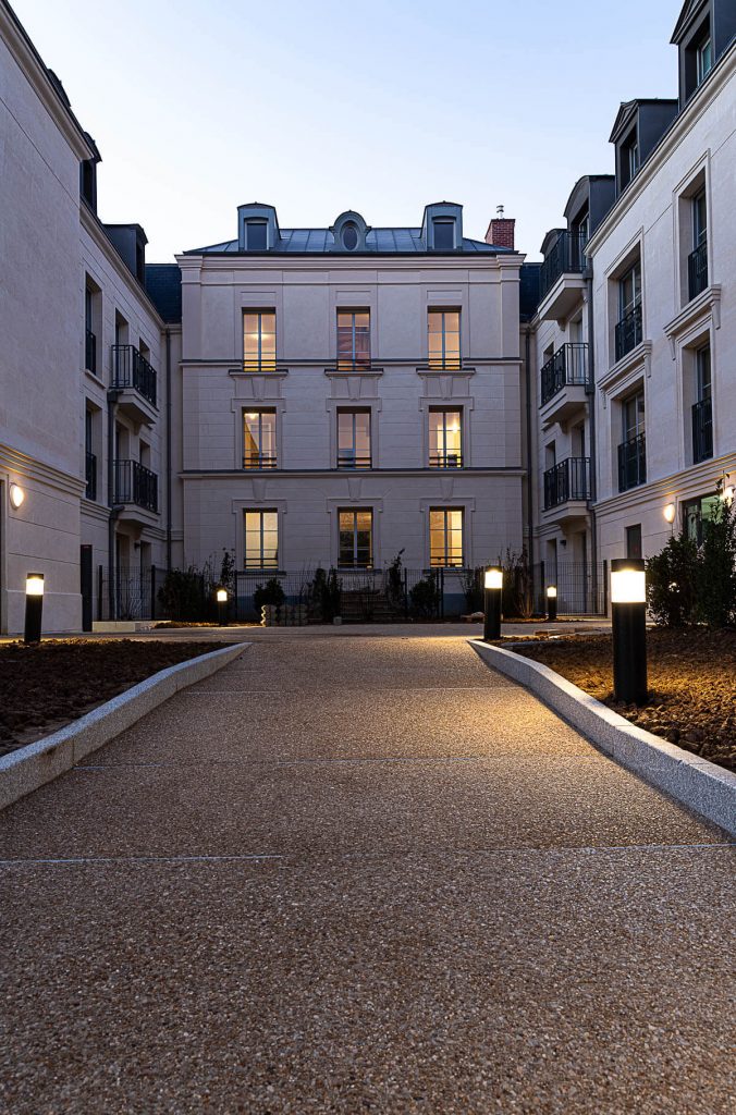 Vue de la cour intérieure d’une résidence neuve à Bry-sur-Marne, entourée de bâtiments de trois étages, livré sous la responsabilité de Nicolas DORGLER, conducteur de travaux.