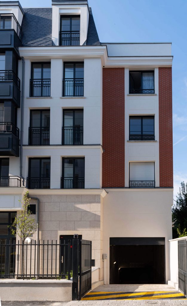 Façade d’immeuble neuf au Perreux-sur-Marne, avec un haut niveau de finition, vue en cadrage vertical. Livré sous le contrôle de Nicolas DORGLER alors conducteur de travaux.