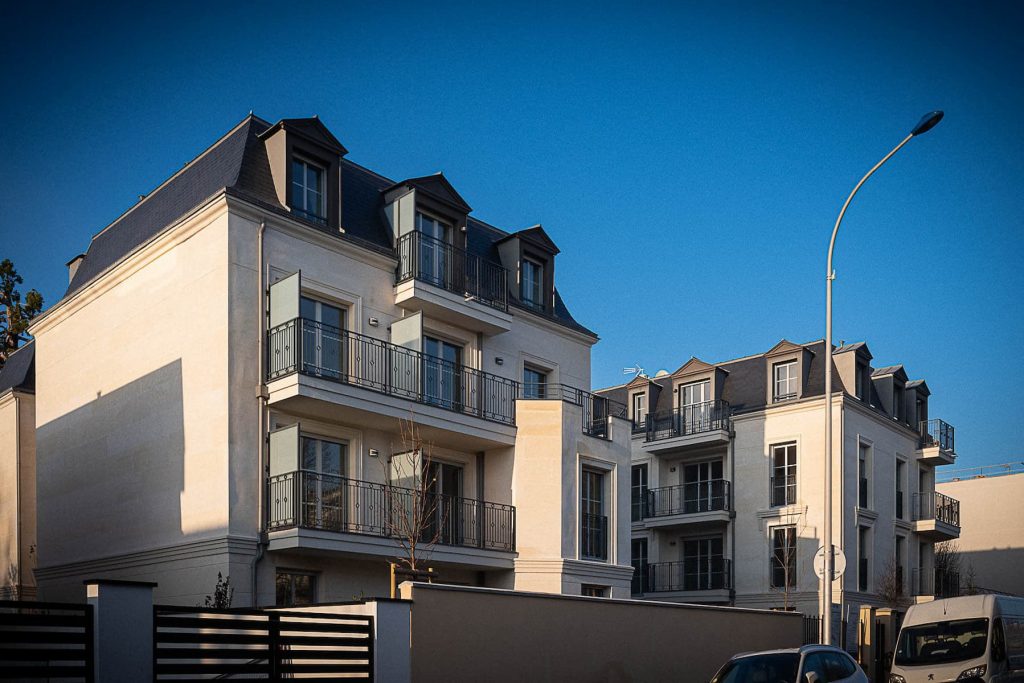 Façade extérieure d’une résidence neuve de trois étages à Bry-sur-Marne, livrée sous la supervision de Nicolas DORGLER, fondateur d’Aedifici'hom en tant que conducteur de travaux.