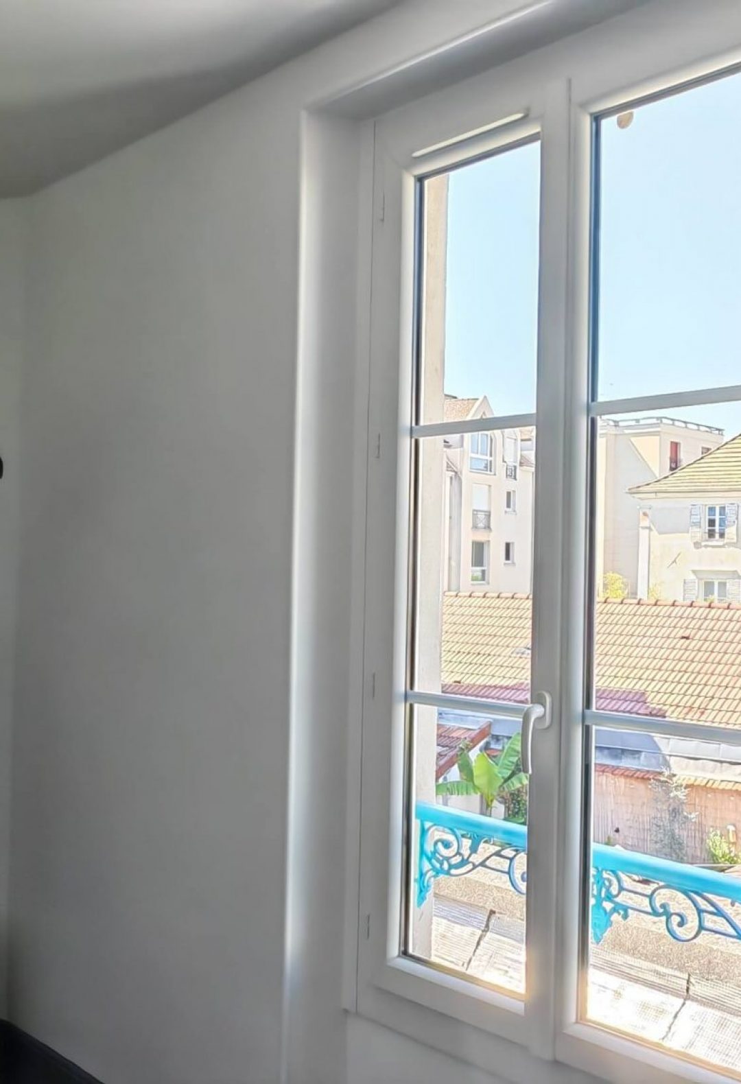 Pièce rénovée après dégât des eaux, avec murs repeints et sans fissures visibles. Chantier réussi par l'entreprise Aedifici'hom et son dirigeant Nicolas DORLGER, contractant général du bâtiment.